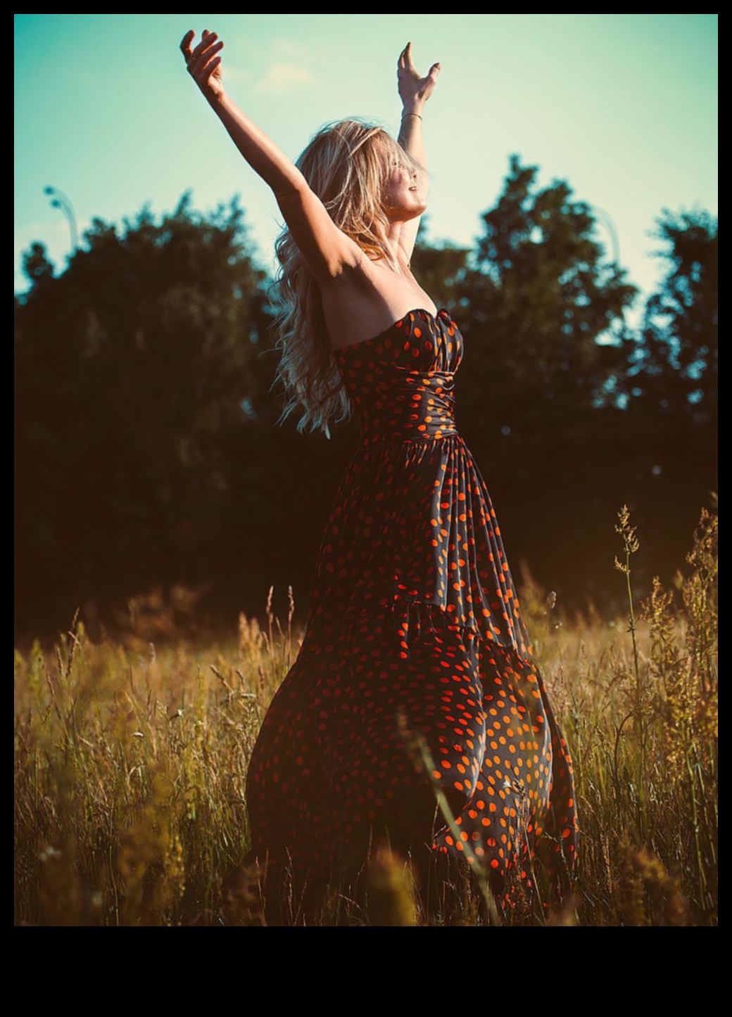 روعة غروب الشمس: ملابس صيفية أنيقة لسحر الليل