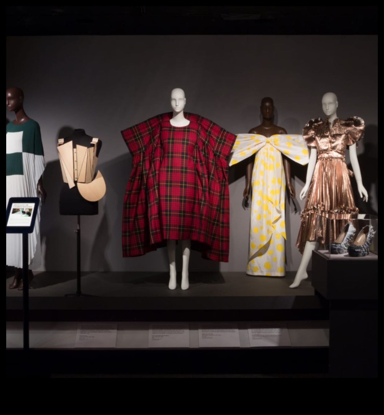 بساطتها تجتمع مع الحد الأقصى: العثور على الانسجام في الموضة المتطرفة