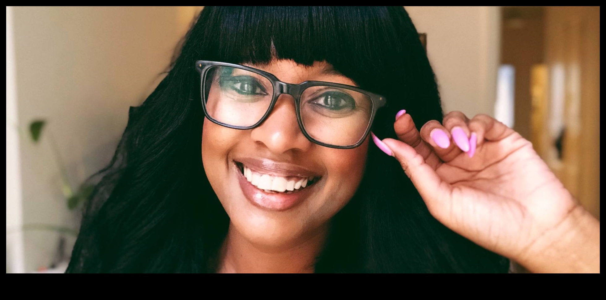 المكياج اليومي للنظارات: تعزيز ميزاتك بالمنتجات المناسبة