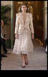 المدرج المشع: استمتع بأضواء التميز في الملابس