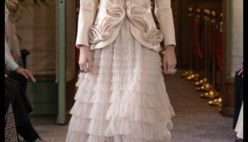 المدرج المشع: استمتع بأضواء التميز في الملابس