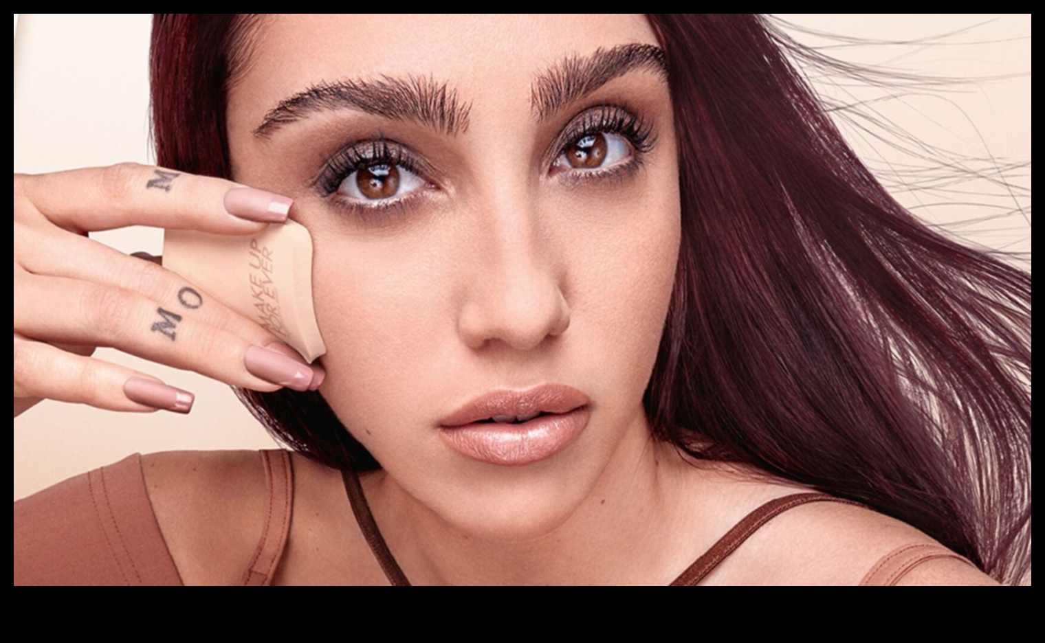 سحر غير لامع: احصلي على بشرة خالية من اللمعان باستخدام المساحيق المطفأة اللمعة