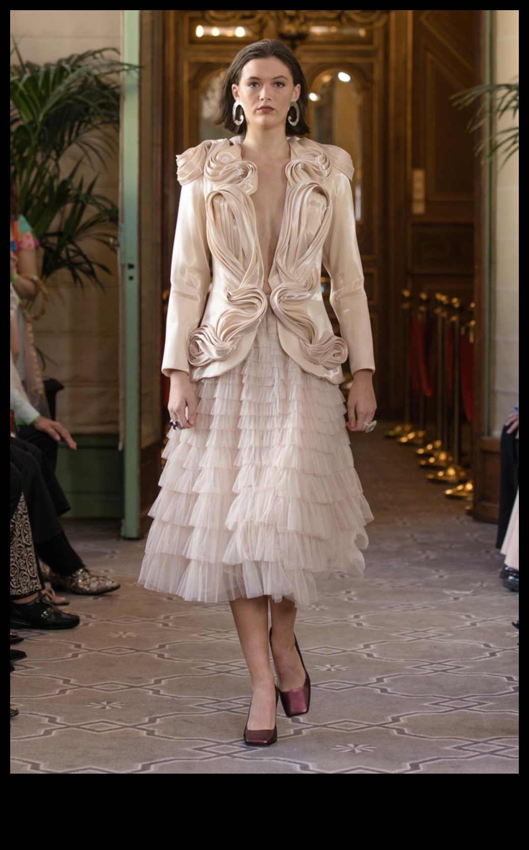 المدرج المشع: استمتع بأضواء التميز في الملابس